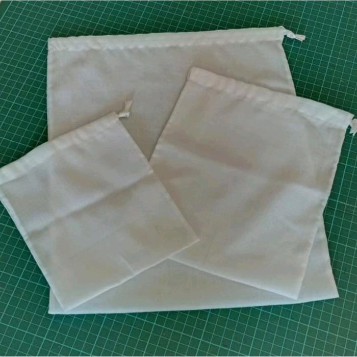 Kain saringan / cheese cloth tanpa pemutih (unbleached cloth).