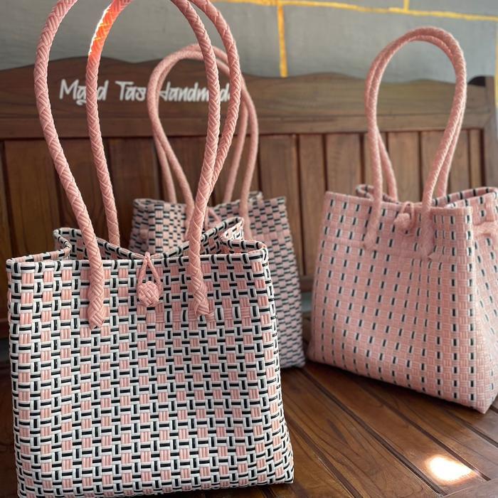 [INCLUDE AKSESORIS] Tas tote anyaman plastik Motif Pink Premium Ready Stok tas wanita