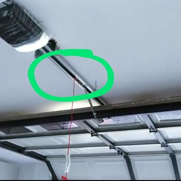 Rel pintu garasi otomatis