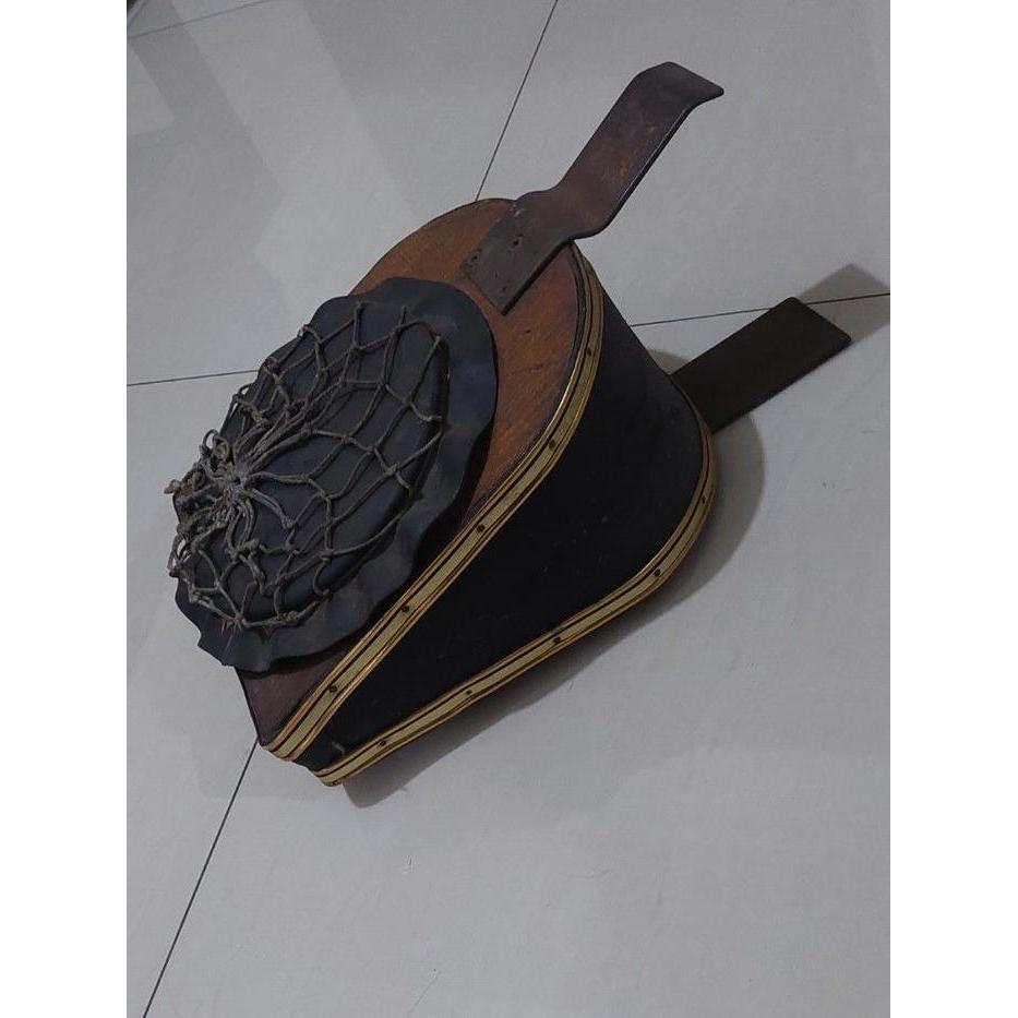 pajangan alat kempusan pengrajin emas