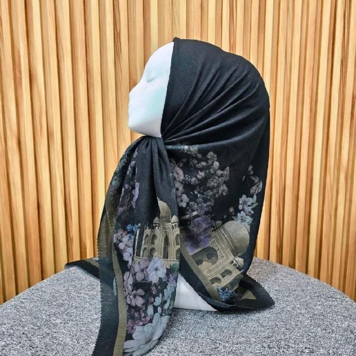 Hijab Segi Empat Voal Motif Bunga Masjid Hitam