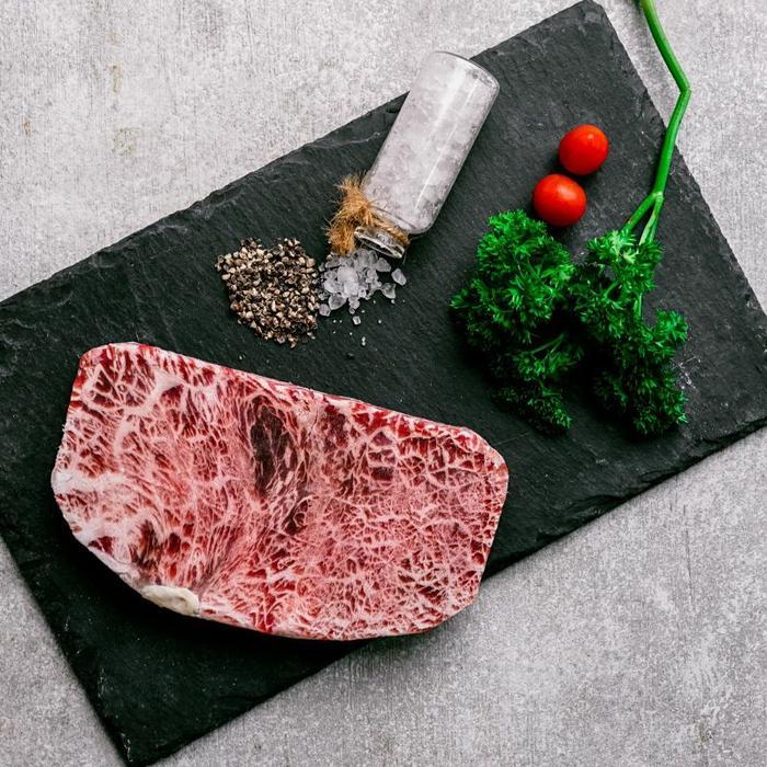 WAGYU SIRLOIN STEAK / STRIPLOIN BEEF HOKUBEE MELTIQUE / SIRLOIN MELTIQ