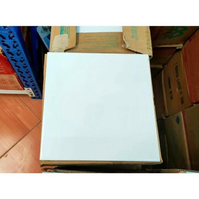 IDXXX- Keramik Mulia Putih Glossy Signature 20X20 Cm Kw1