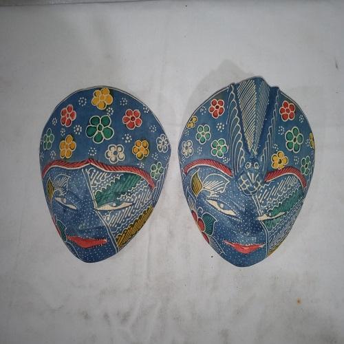 Hiasan Dinding Topeng Batik Topeng Merak Topeng Panji Bahan Kayu Ukuran L (Besar) Motif Batik Tulis
