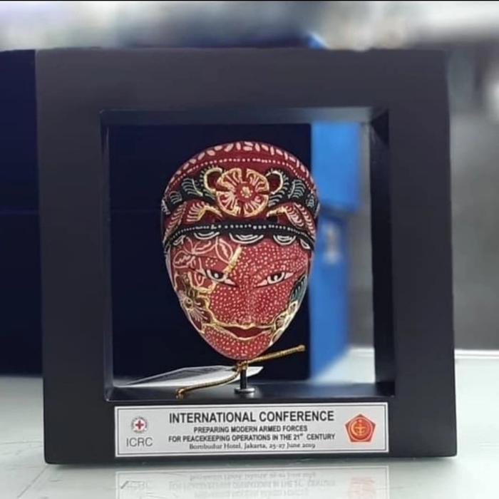 Souvenir Topeng Motif Batik Topeng Kayu Topeng Stand Frame