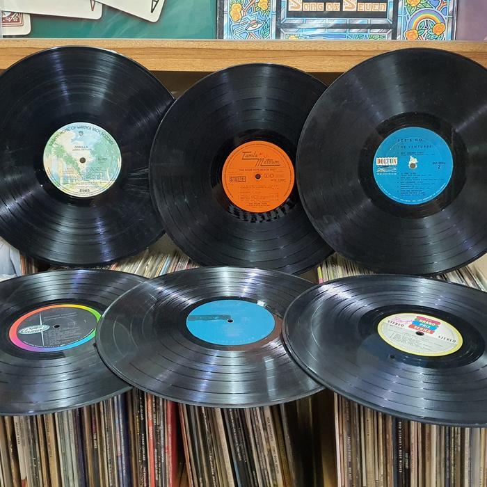 VINYL USED / PIRINGAN HITAM BEKAS UNTUK PAJANGAN / DEKORASI / INTERIOR