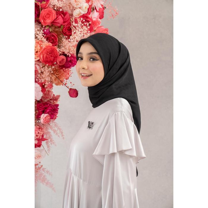 dowg- Klamby - Plain Scarf Monogram Chain