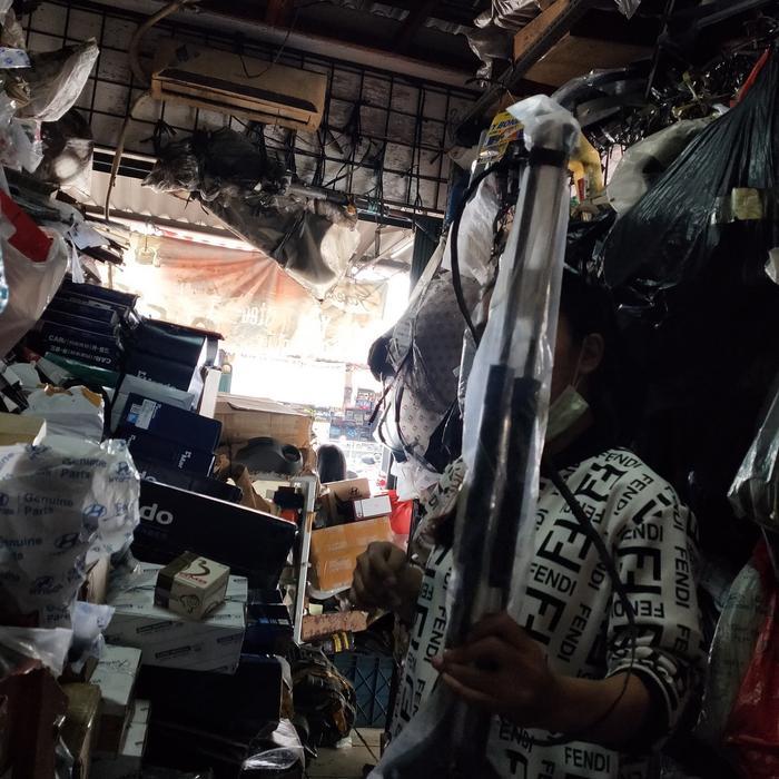 Sepasang Shock Bagasi Hyundai H1 Starex