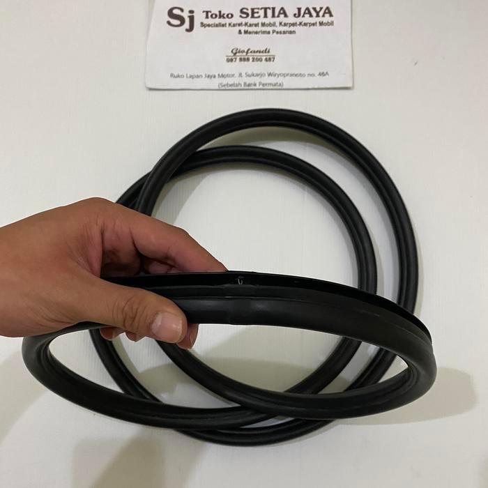 Karet kaca belakang suzuki jimny atau katana