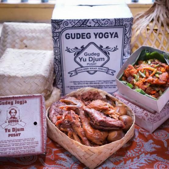 Gudeg yu djum besek telur 5 + krecek