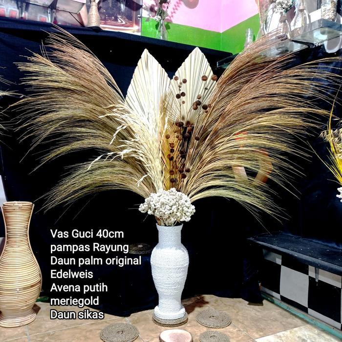 vas buket bunga kering estetik ntuk sudut ruangan