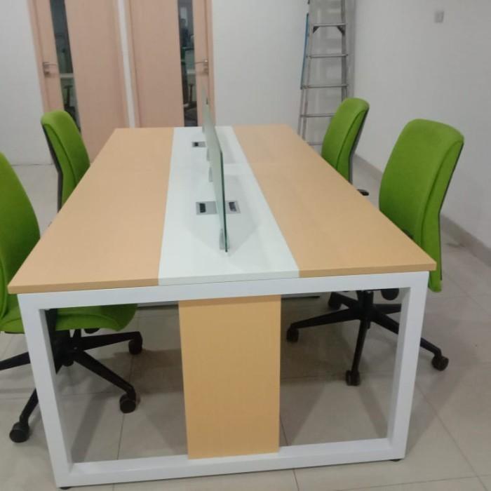Meja Uno Partisi Kantor Workstation Staf 4 Orang Seater Kaca Metal