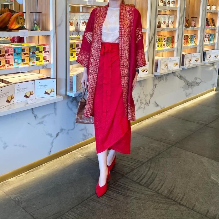 Lausboutique-Outer Button-Red Series-Outer Batik Merah Natal Panjang Wanita Semi Motif Blazer