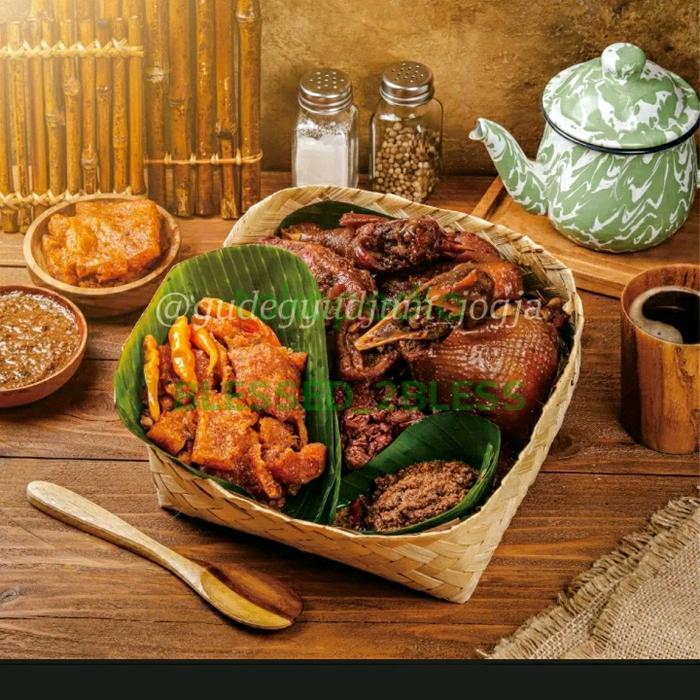GUDEG YU DJUM (gudeg, krecek, ayam 1/2 ekor)