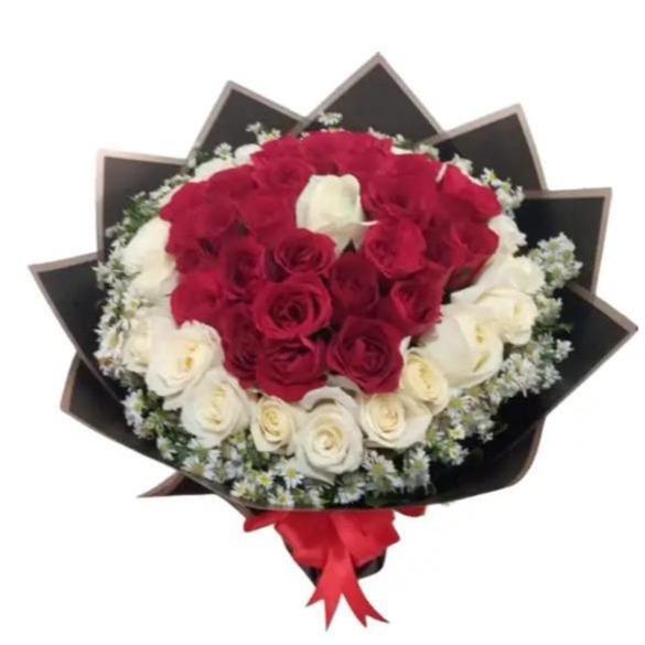 Buket Bunga Mawar Segar Mix Merah Putih dengan Kreb Hitam dan Kartu Ucapan Gratis - Bunga buket