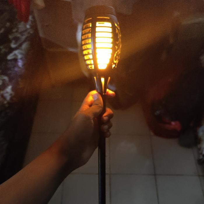 Lampu solar 12 LED nyala obor api