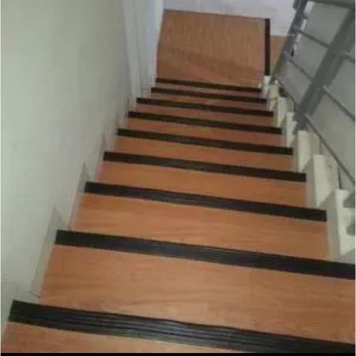 News list tangga siku anti slip karet / step nosing siku tangga karet