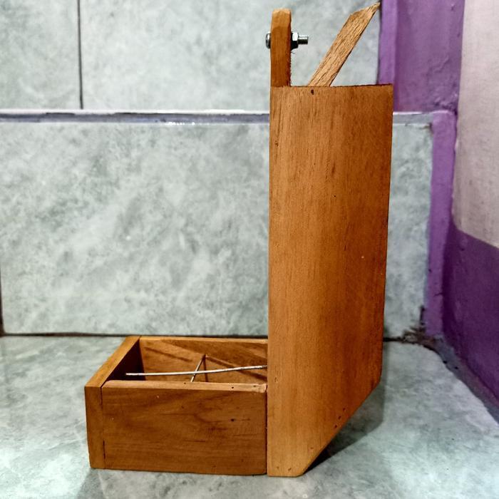 Cepuk kayu dispenser sangkar burung