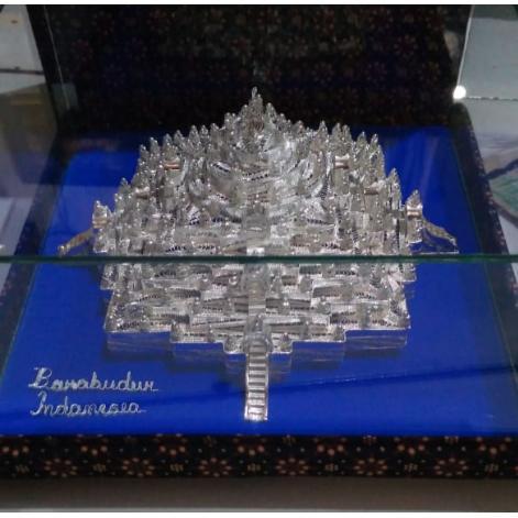 Souvenir Miniatur Candi Borobudur Silver (10x10cm) khas Kotagede Yogya