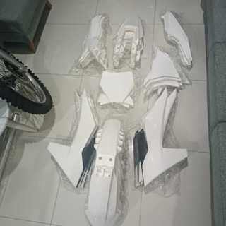 BODY FULL SET KOMPLIT KTM 250 450 TAHUN 2023 – 2024 ENDURO EXC - Putih, Jok Hitam Ori