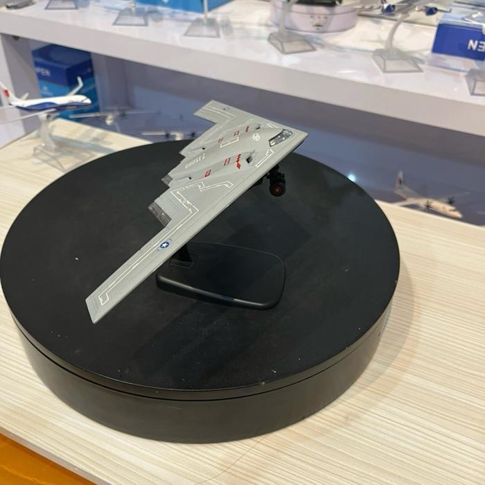 Miniatur Diecast Pesawat Tempur Pembom Siluman B2 Spirit Bahan Full Bersih Panjang Sayap 30 Senti