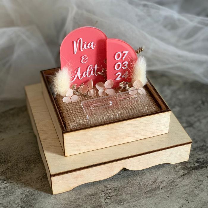 Kotak cincin tunangan kotak cincin pernikahan kotak cincin background nama