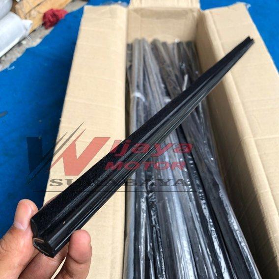 Pelipit Kaca Mobil Universal Panjang 105 cm . Karet List Pintu Kaca