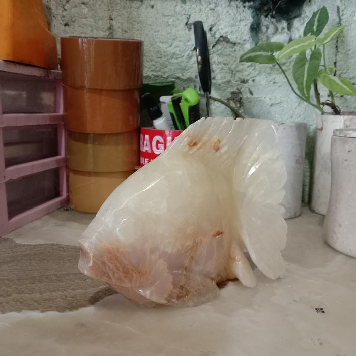 Souvenir patung ikan batu onix