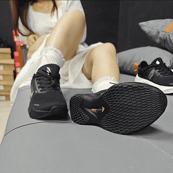 Sepatu olahraga untuk pria dan wanita / sepatu lari / sepatu jogging.
