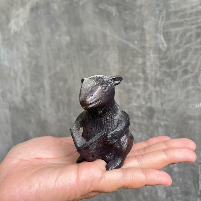 Patung hiasan tikus baca buku bahan Kuningan padat lawasan antik