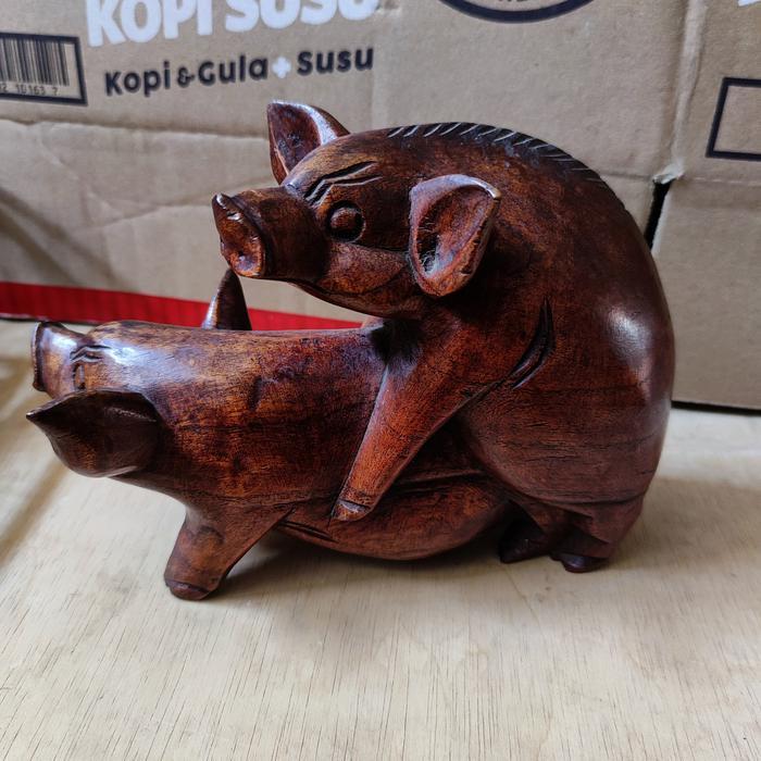 patung babi kawin kayu suar 25 cm