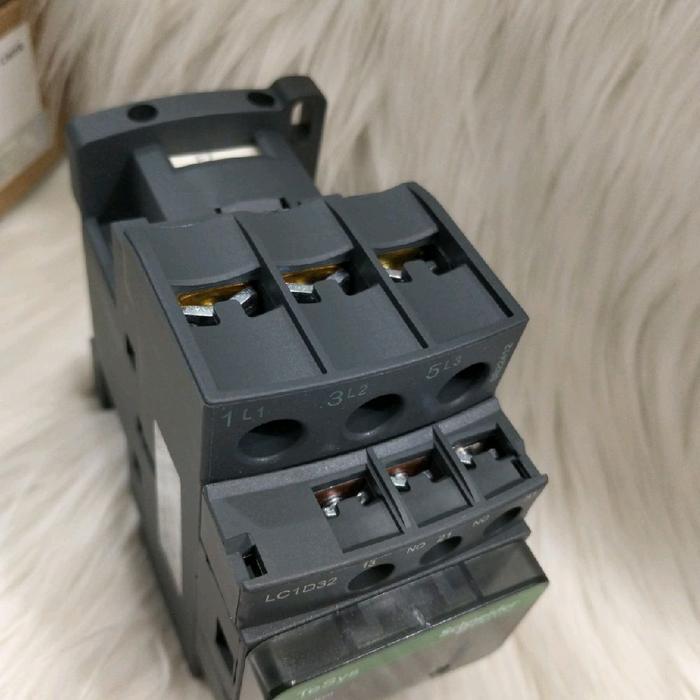 "New" Schneider lc1d32m7 220vac,lc1d32q7 380vac,lc1d32f7 110vac,lc1d32e7 48vac,lc1d32b7