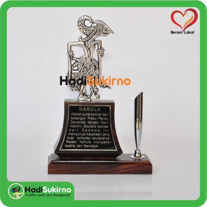Plakat Pen Holder Wayang Logam Nakula (tempat pena)