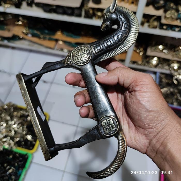 patung kuda antik perunggu trojan