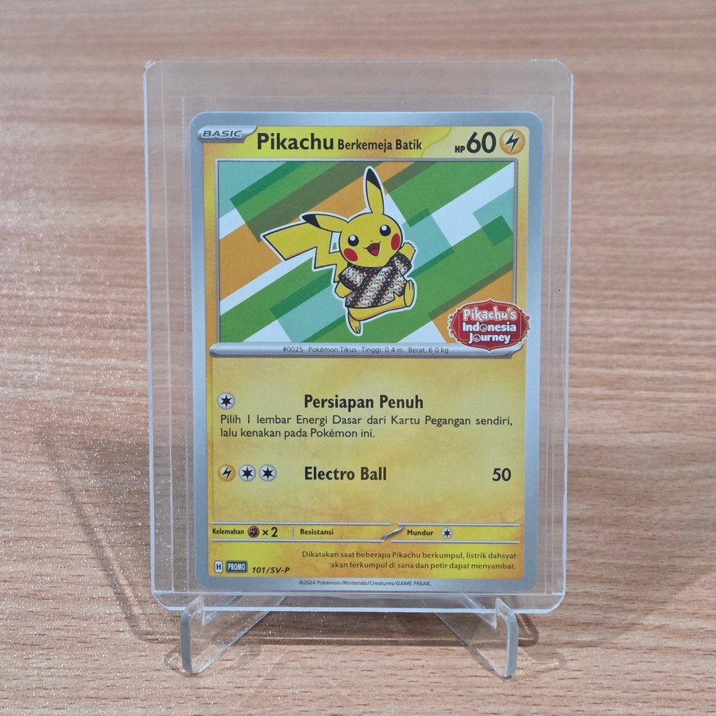 Kartu TCG Pokemon Promo Pikachu Berkemeja Batik 101/SV-P Hijau TCG Indonesia