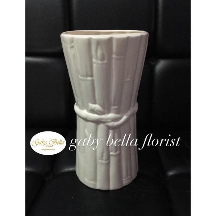 Pot keramik. (6) Vas keramik. Vas keramik putih. Pot bunga putih. Pot