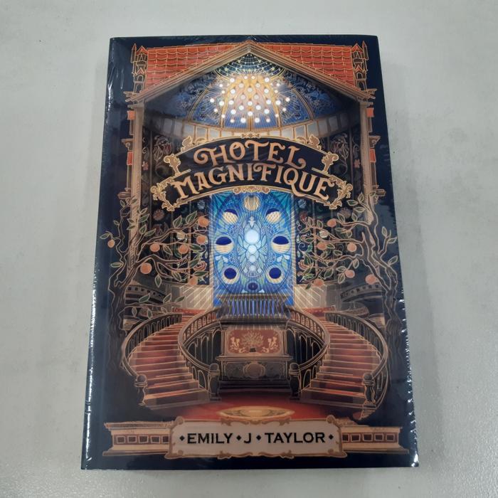 Novel Hotel Magnifique - Emily J. Taylor