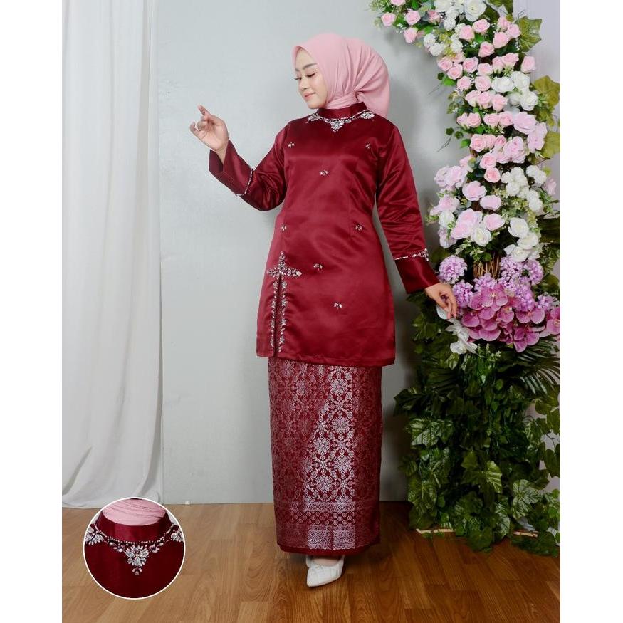 sar Setelan Tunik Satin Belah Samping Kombinasi Rok Songket Lilit