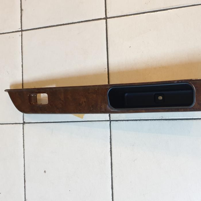 Cover Power Window Panel Wood Belakang Kanan Asli Mitsubishi Kuda