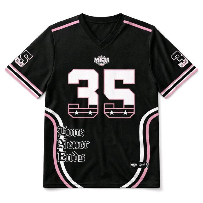MCH Jersey Hitam dengan Detail Pink Nomor 35 dan Motif 'Love Never Ends' untuk Gaya Sporty Anda