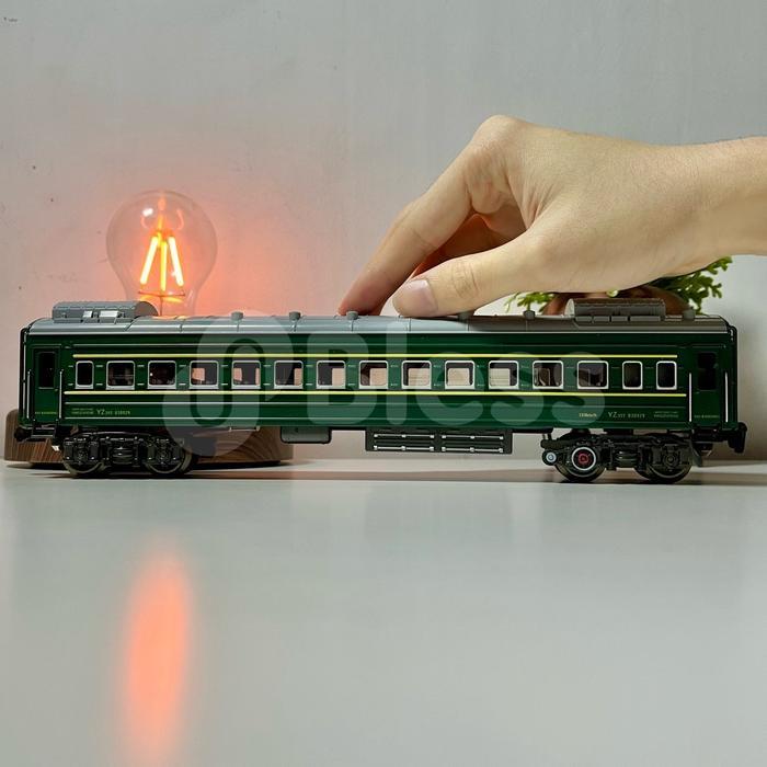 HOT SALE (TERDAPAT LAMPU) Mainan Kereta Kargo Penumpang Plastik - Mainan kereta klasik retro bahan