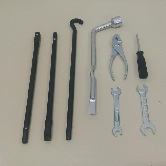 Toolkit mobil Toyota Fortuner & Innova reborn( kunci roda, handle pelepas ban serep, Tang, Obeng,