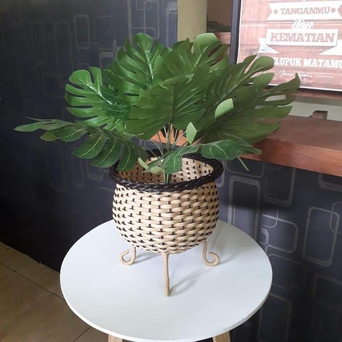 Best Seller Pot Bunga Rotan Sintetis Kaki Besi Original
