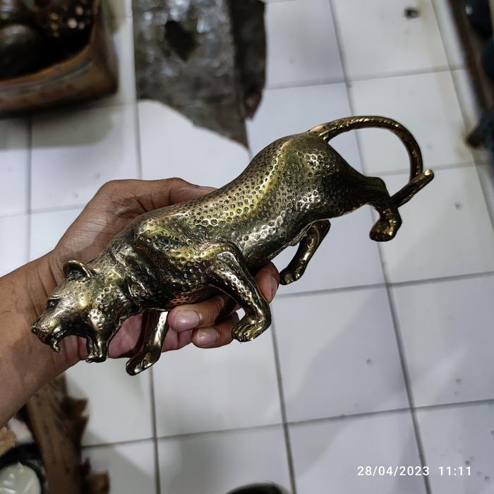 patung macan emas kuningan