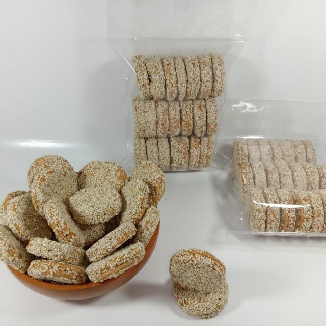 Golden Cakery Biskuit MARIE WIJEN Bulat Manis Gurih Wijen Kue Kering Cookies Cemilan Toples Karamel