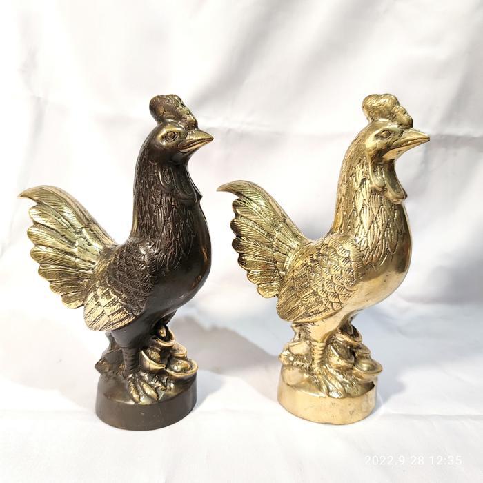 patung ayam emas kuningan