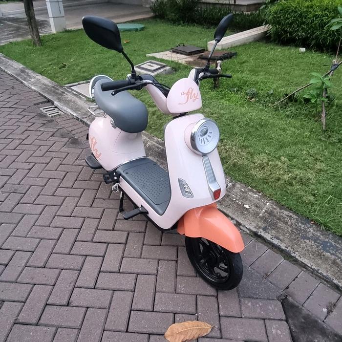 Uwinfly Sepeda Motor Listrik T60 Warna Pink dengan Desain Elegan dan Performa Optimal