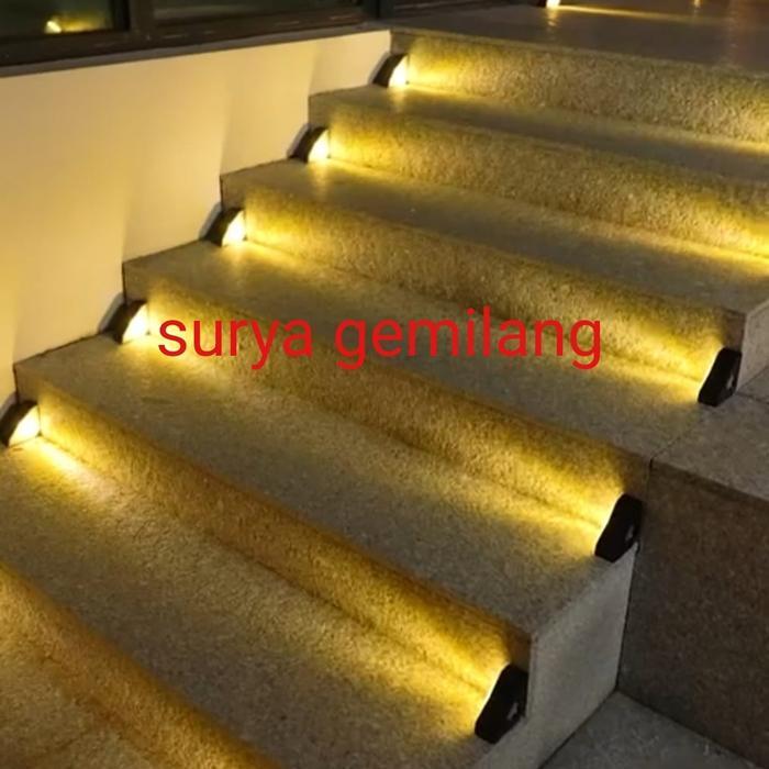 LAMPU ANAK TANGGA SOLAR. LAMPU LANTAI TENAGA MATAHARI. LAMPU OUTDOOR LANTAI TENAGA MATAHARI