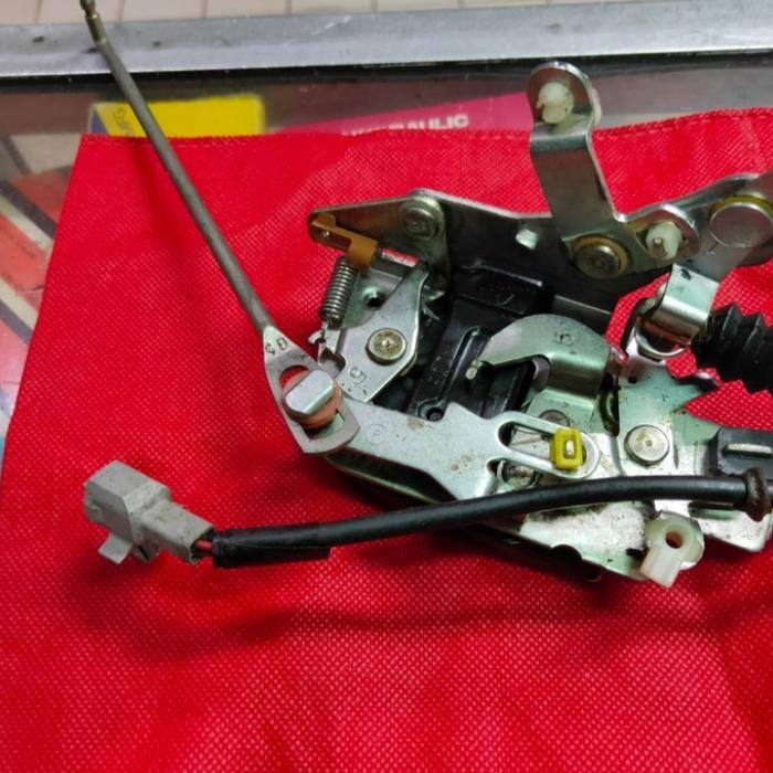 Doorlock pintu depan kanan original Daihatsu taruna