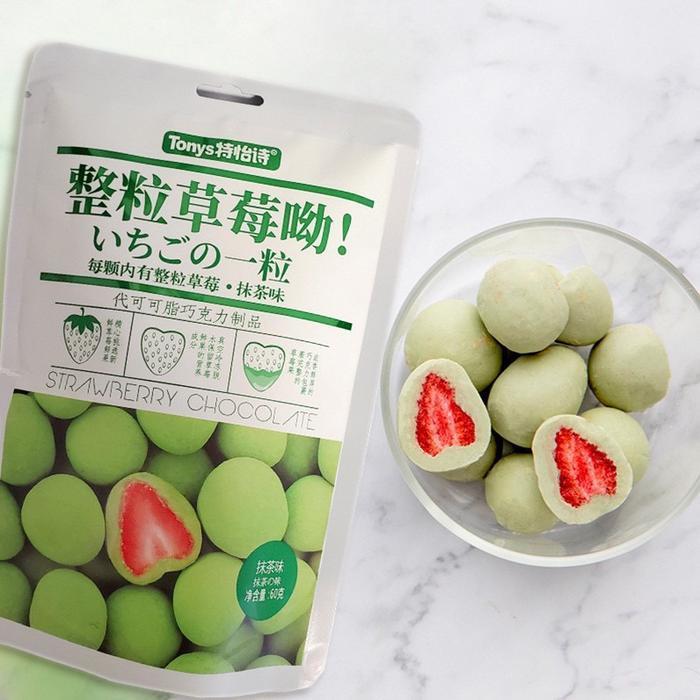 Cokelat Isi Stroberi Kering Rasa Matcha, 60 Gram, Camilan Manis dan Asam